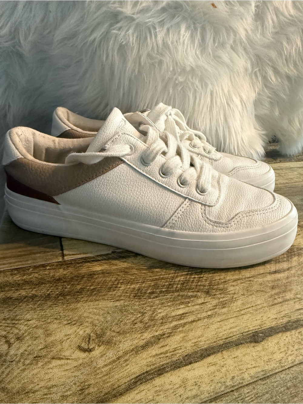 Nautica Grelle size 7 Cream Canvas Sneaker with Tan trim